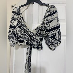 Nwt Express Black & white Printed Wrap Crop Top zipper size 0